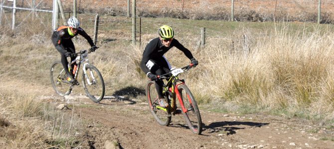 Javier, Sergio, el dron de Carlos y la rueda del Suzuki por los caminos de Mayorga